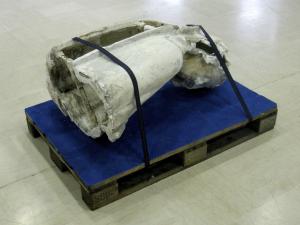 Nicolas Muller, Angelique’s Fall, 2009, plâtre, moquette, sangles, palette, 120 x 80 x 60 cm, Photo © Nicolas Muller